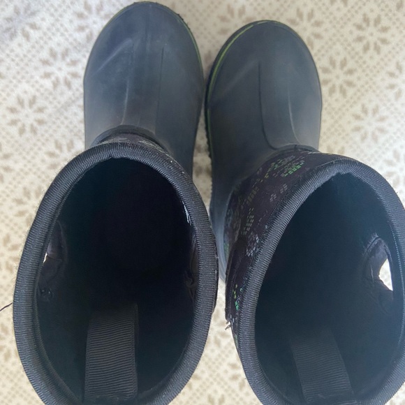 4 for $20 ๐ฆ๐ผ Boys Waterproof Insulated Rain Boots - Picture 3 of 4